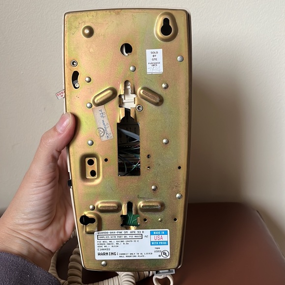 Vintage GTE wall mount push button phone - Picture 6 of 13